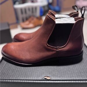 Frye Men’s Grant Chelsea boot in cognac. New in box - never worn!